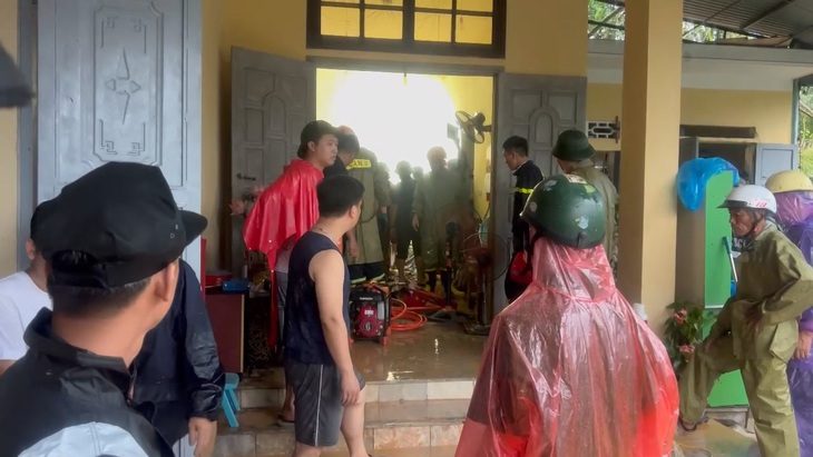 Cứu bé gái ở Quảng Ninh mắc kẹt gần 3 tiếng đồng hồ do sạt lở  - Ảnh 1.
